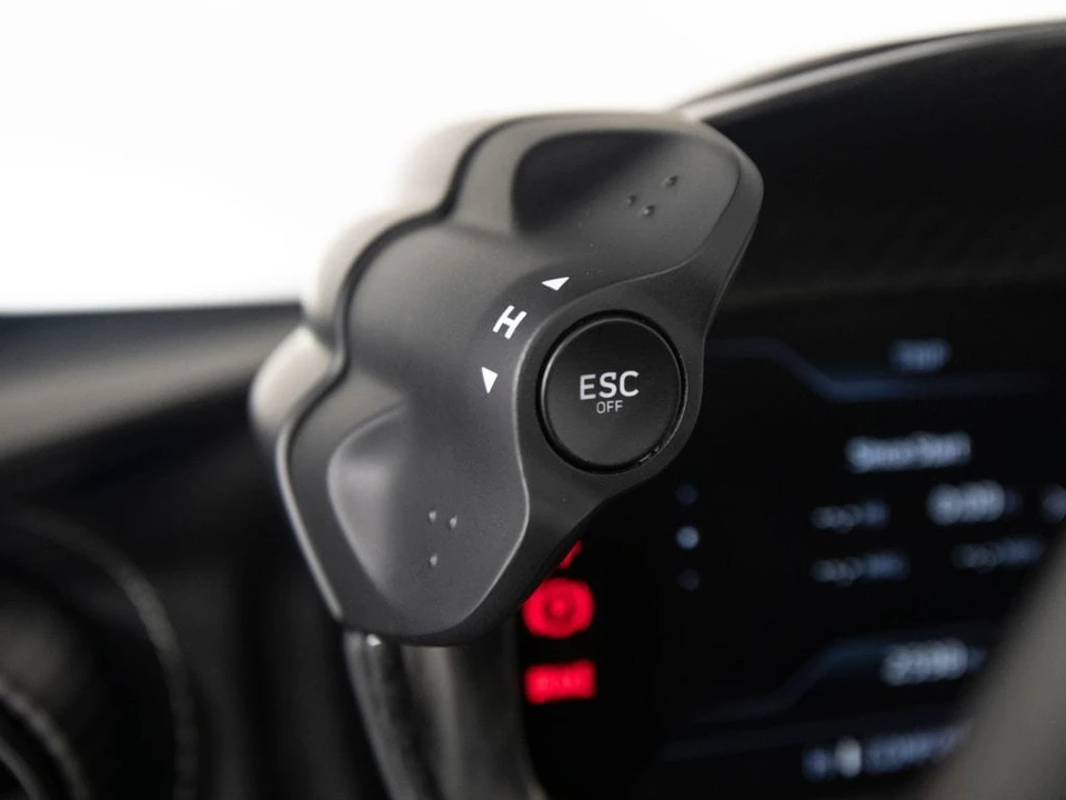 2025 McLaren 750S - Image 29 of 31
