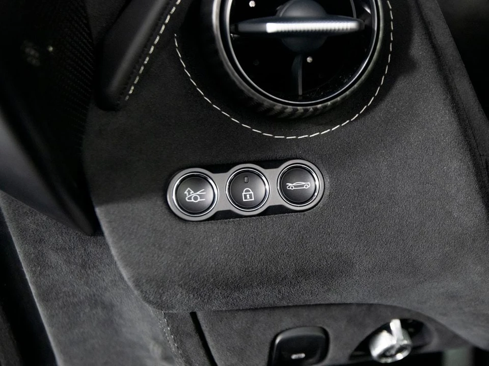 2025 McLaren 750S - Image 23 of 31