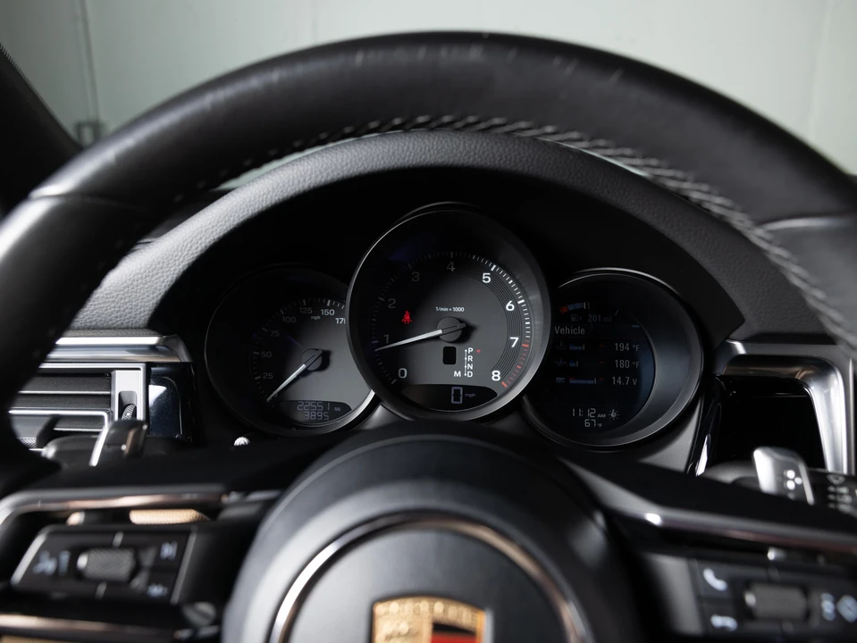 2023 Porsche Macan - Image 25 of 30