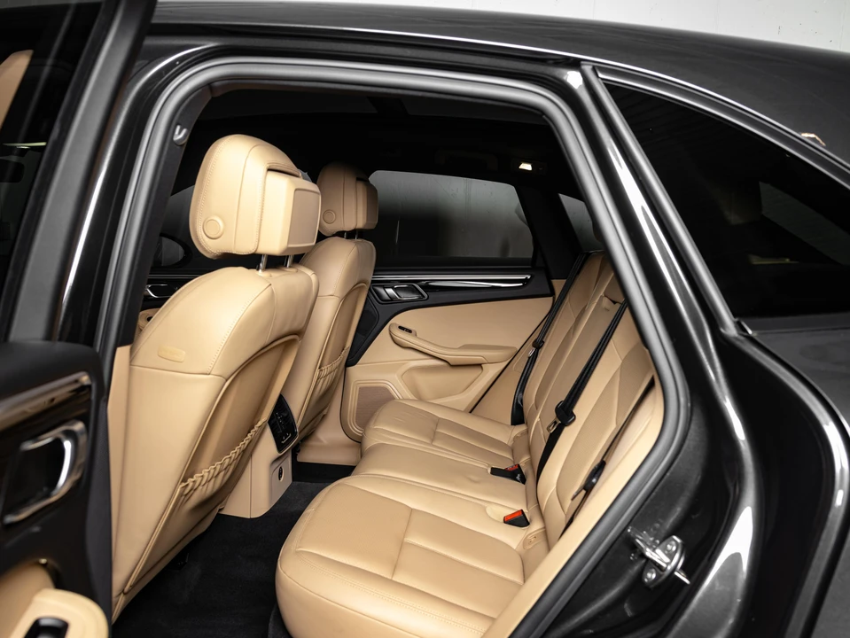 2023 Porsche Macan - Image 20 of 30