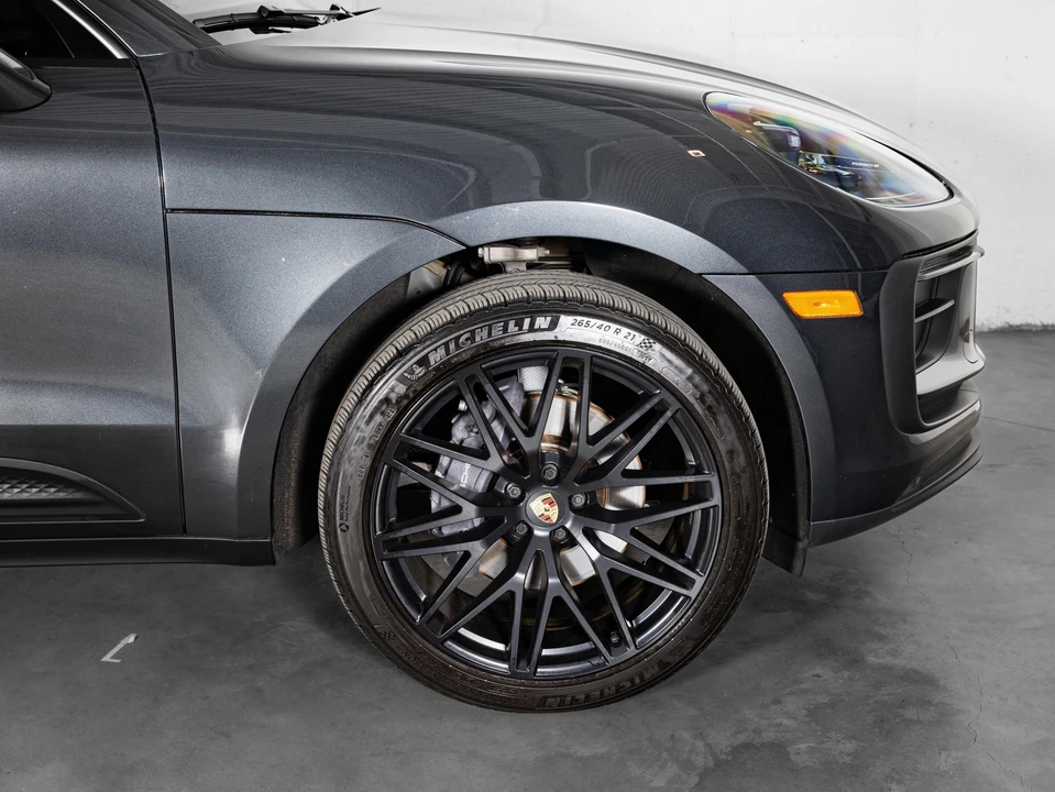 2023 Porsche Macan - Image 15 of 30