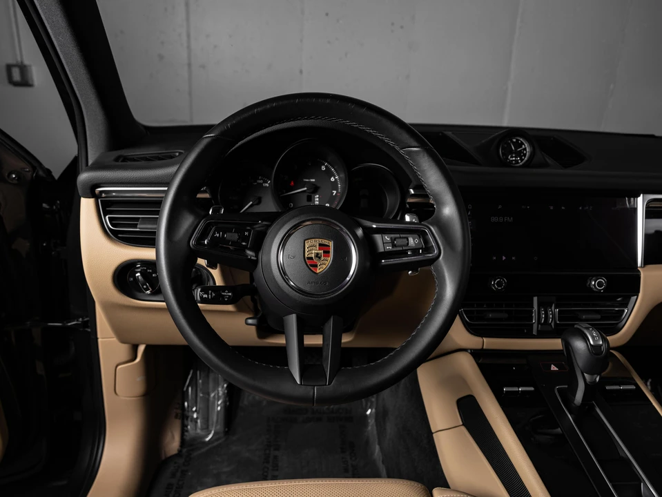2023 Porsche Macan - Image 24 of 30