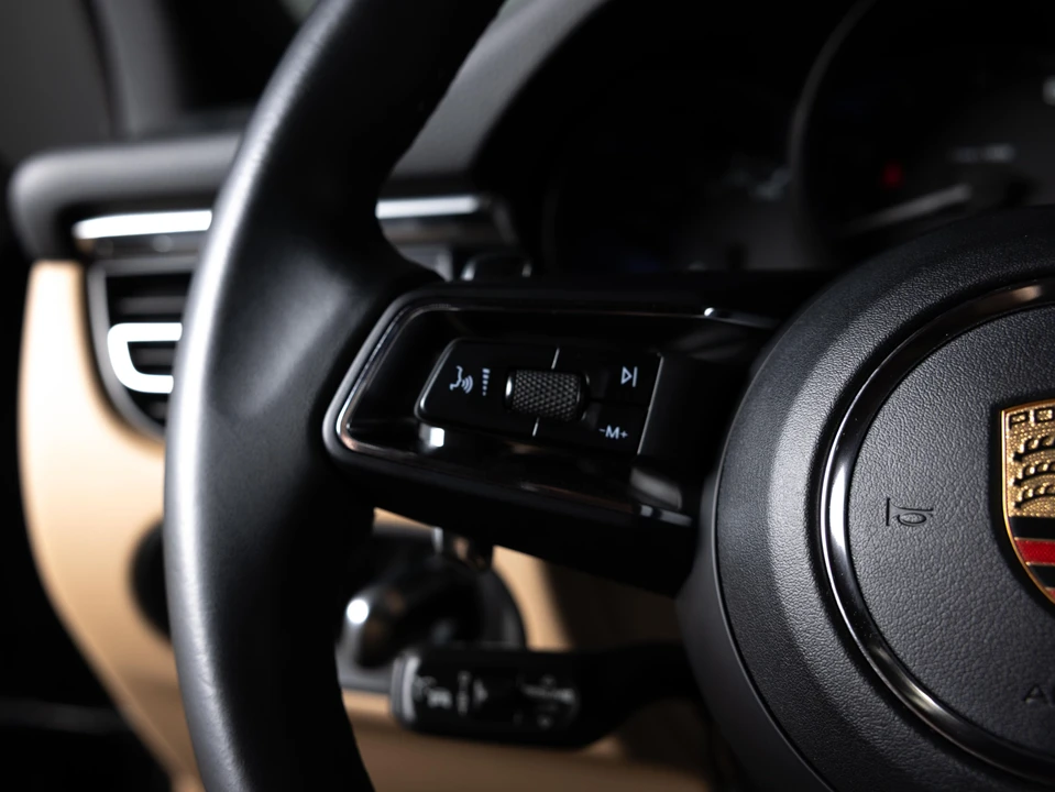 2023 Porsche Macan - Image 26 of 30