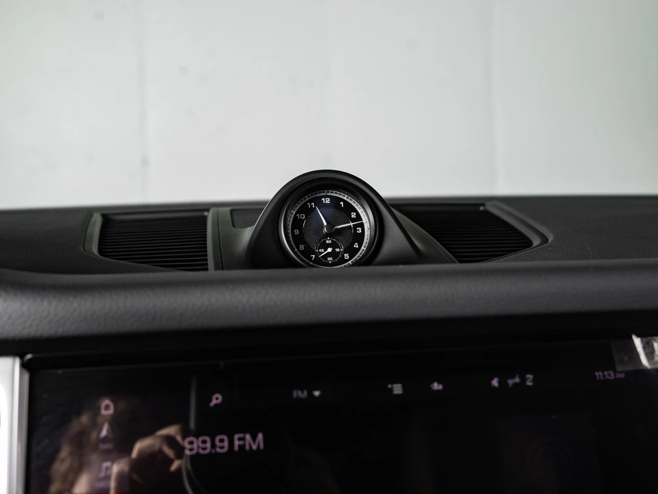2023 Porsche Macan - Image 28 of 30