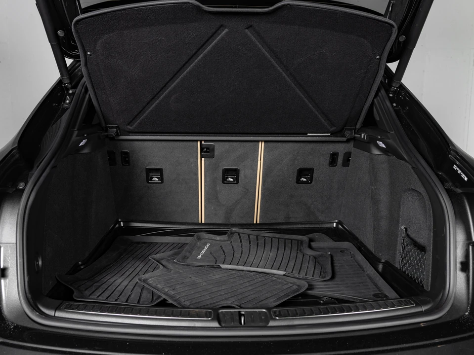 2023 Porsche Macan - Image 16 of 30