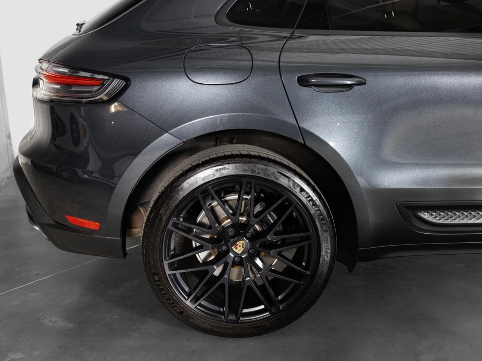 2023 Porsche Macan - Image 14 of 30