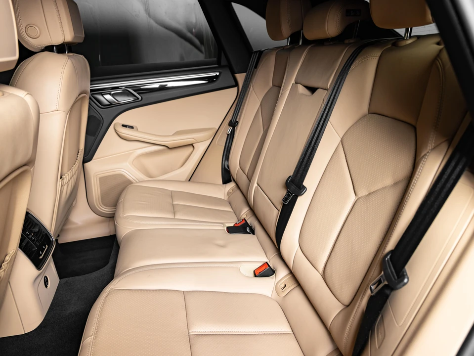 2023 Porsche Macan - Image 22 of 30