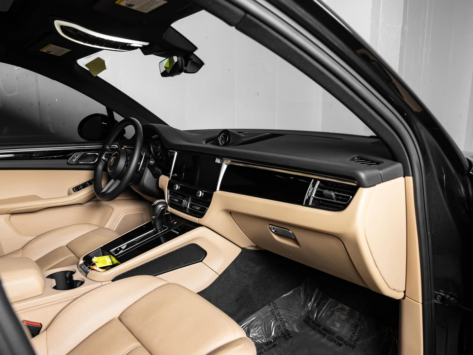 2023 Porsche Macan - Image 19 of 30