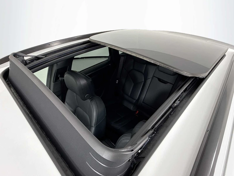 2025 Porsche Macan T - Image 23 of 31