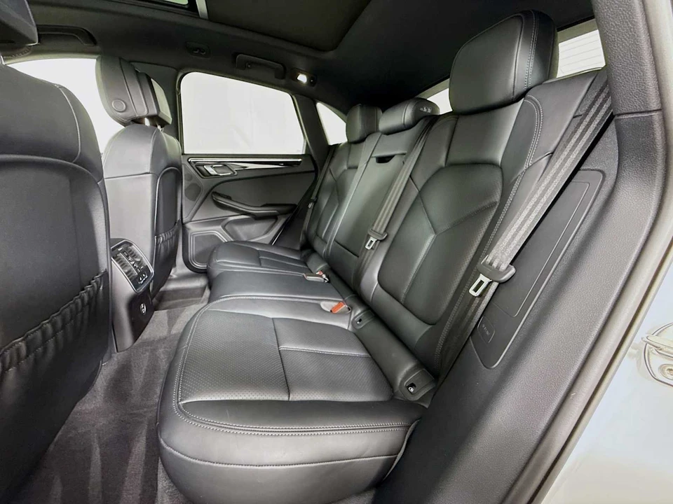 2025 Porsche Macan T - Image 24 of 31