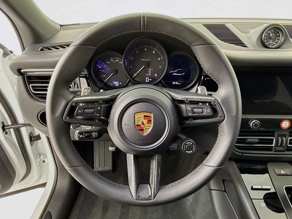 2025 Porsche Macan T - Image 15 of 31