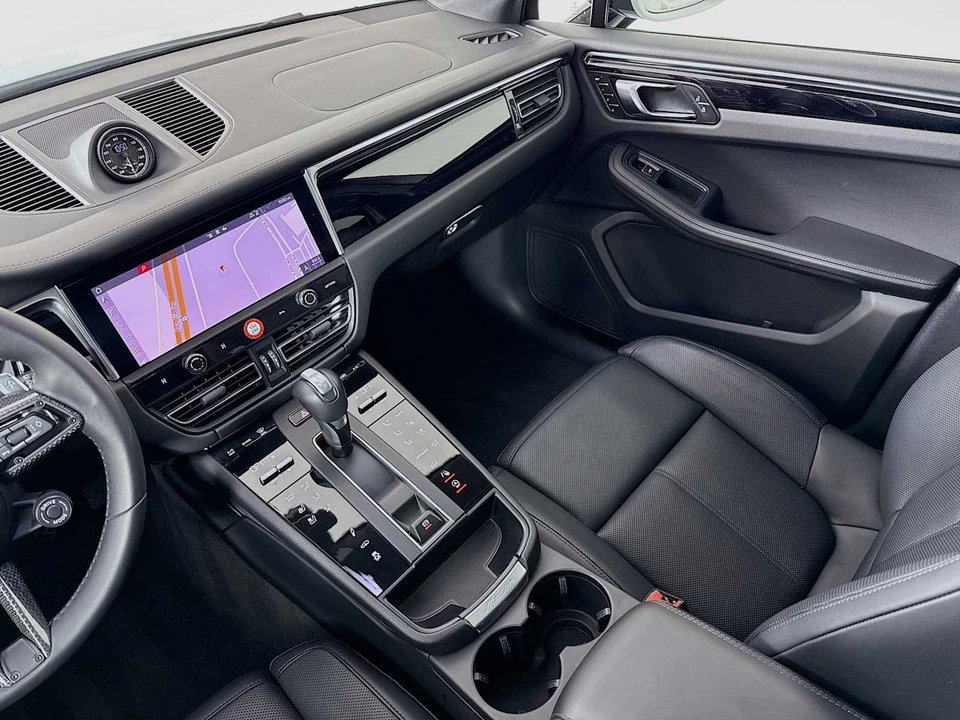 2025 Porsche Macan T - Image 26 of 31