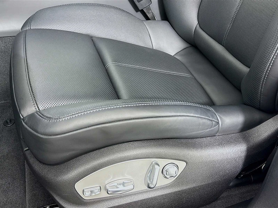 2025 Porsche Macan T - Image 13 of 31