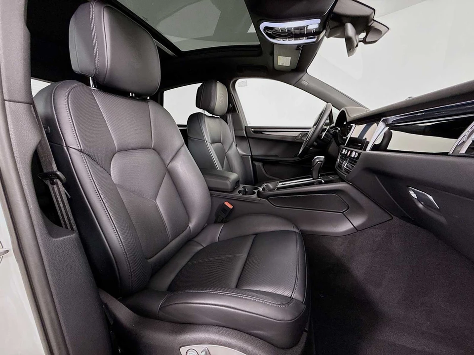 2025 Porsche Macan T - Image 30 of 31
