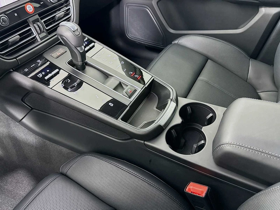 2025 Porsche Macan T - Image 21 of 31