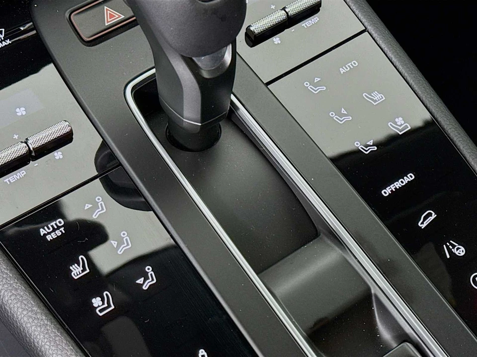 2025 Porsche Macan T - Image 22 of 31