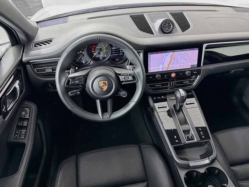 2025 Porsche Macan T - Image 25 of 31