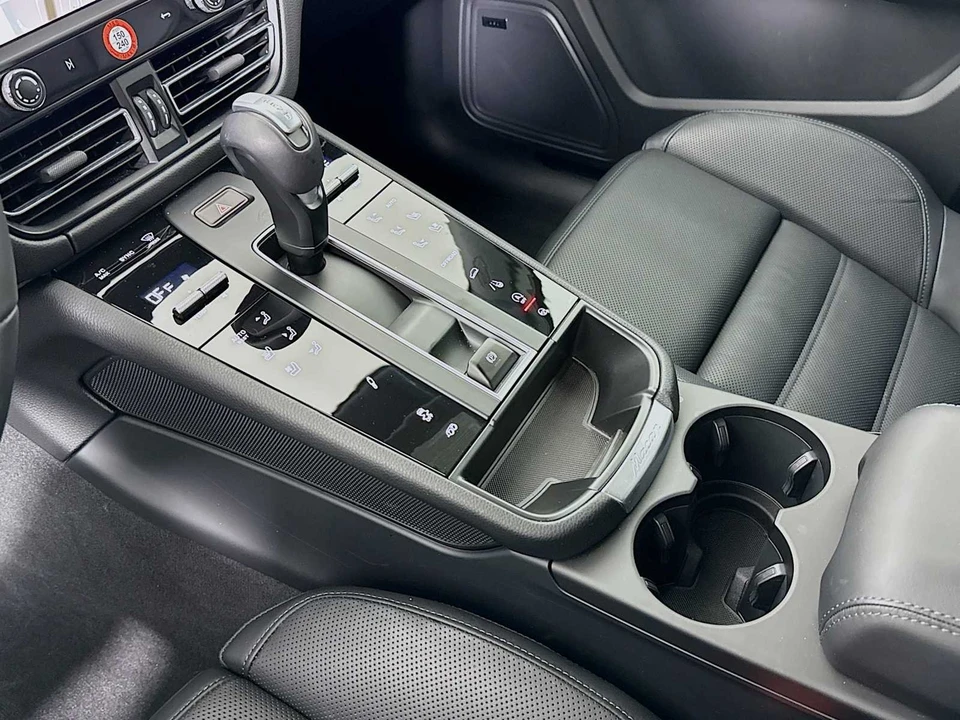 2025 Porsche Macan T - Image 21 of 31
