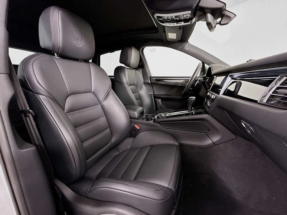 2025 Porsche Macan T - Image 30 of 31