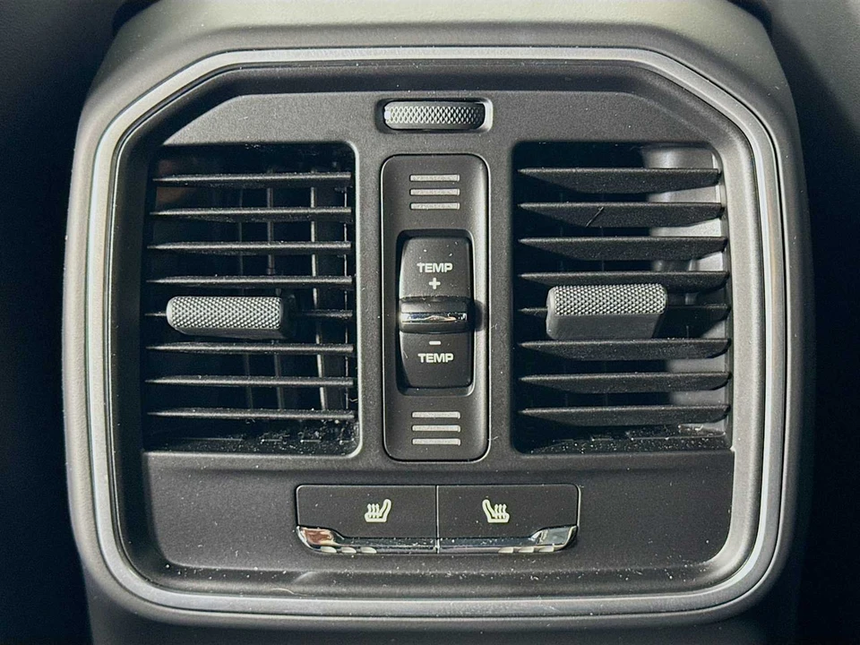 2025 Porsche Macan T - Image 27 of 31
