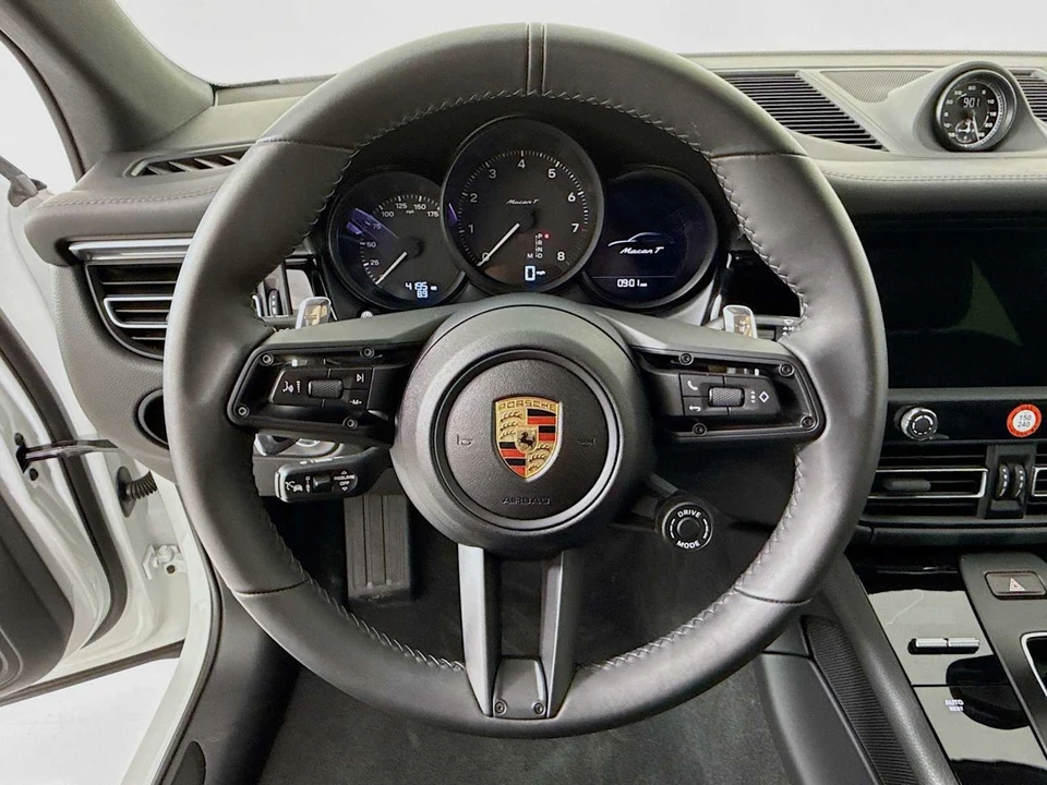 2025 Porsche Macan T - Image 15 of 31