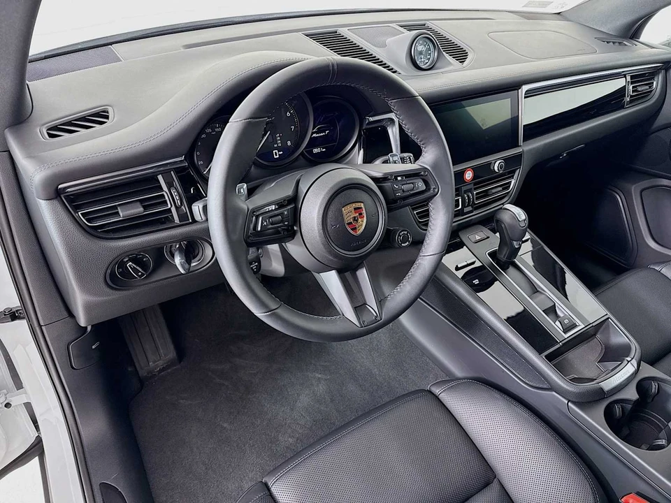 2025 Porsche Macan T - Image 4 of 31