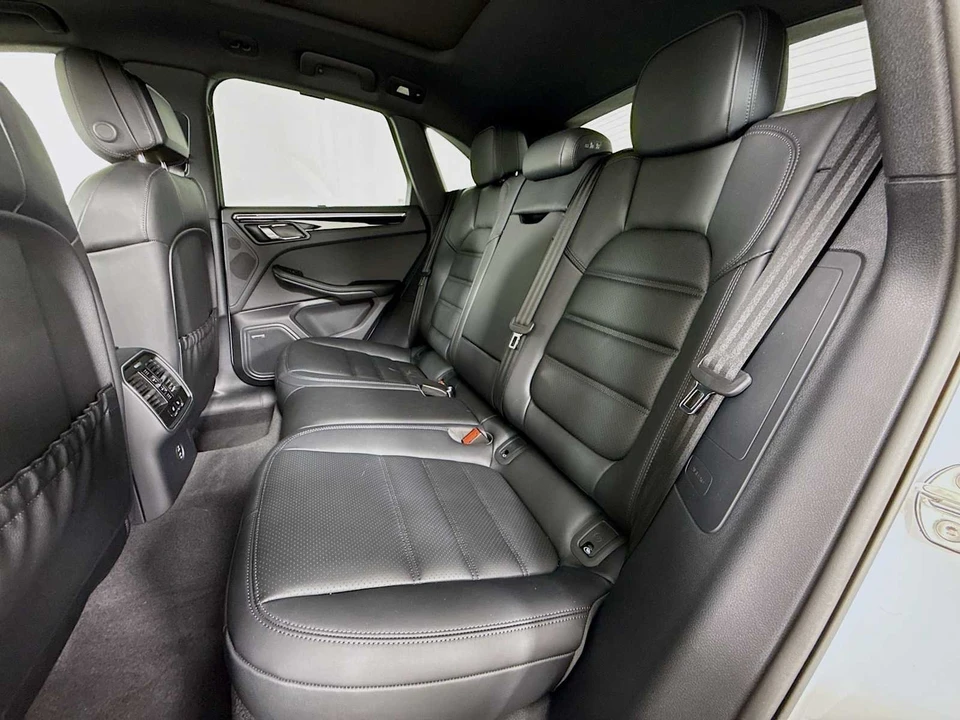 2025 Porsche Macan T - Image 24 of 31
