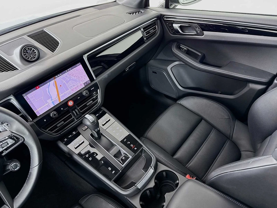 2025 Porsche Macan T - Image 26 of 31