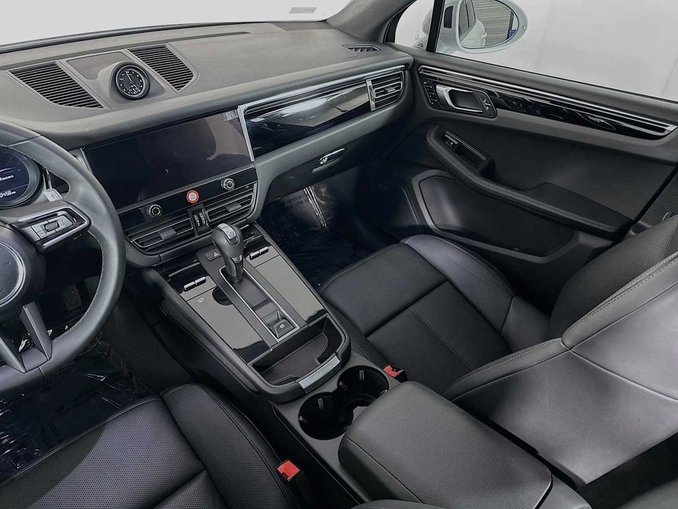 2025 Porsche Macan - Image 26 of 31
