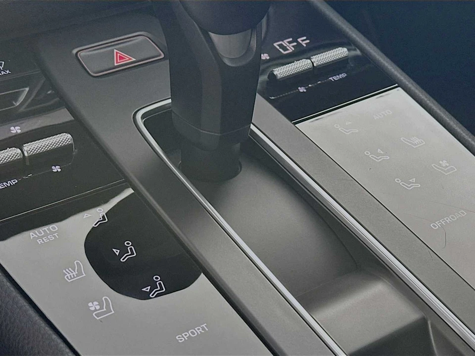 2025 Porsche Macan - Image 22 of 31