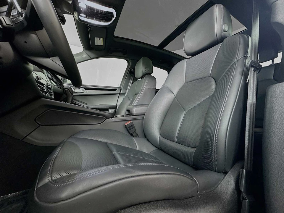 2025 Porsche Macan - Image 5 of 31