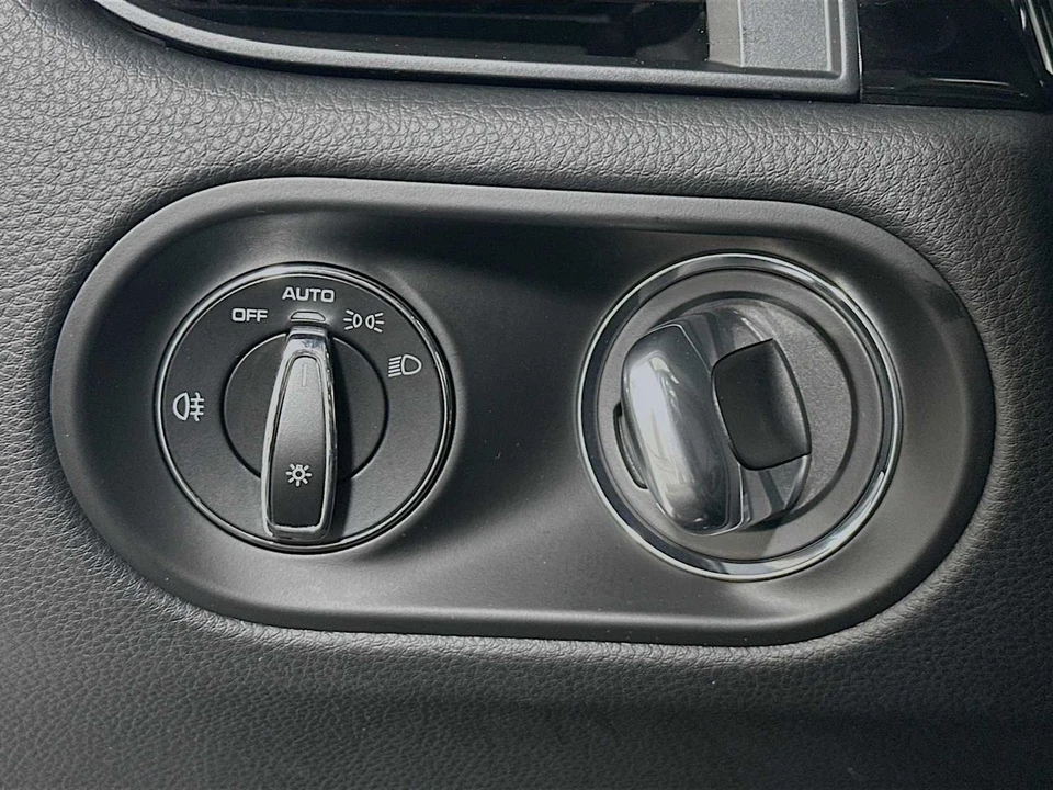 2025 Porsche Macan - Image 14 of 31