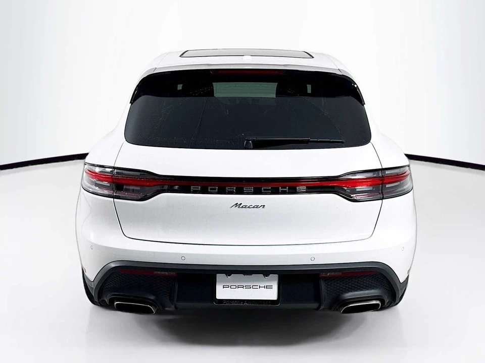2025 Porsche Macan - Image 10 of 31