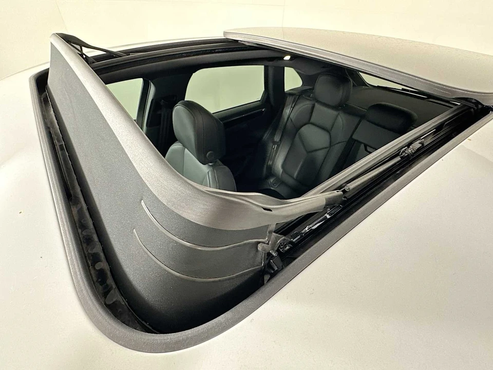 2025 Porsche Macan - Image 23 of 31