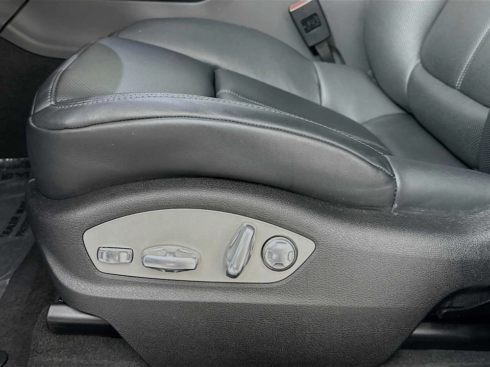 2025 Porsche Macan - Image 13 of 31