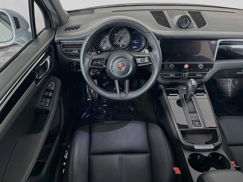 2025 Porsche Macan - Image 25 of 31