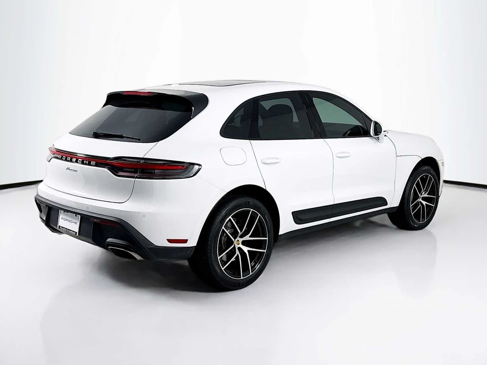 2025 Porsche Macan - Image 9 of 31