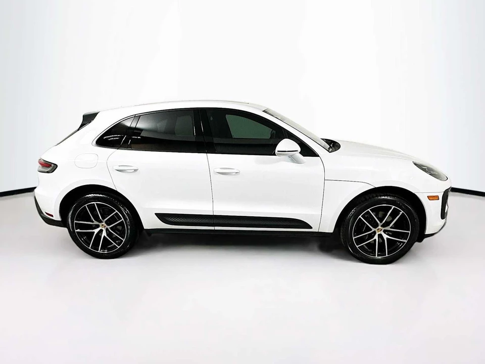 2025 Porsche Macan - Image 8 of 31