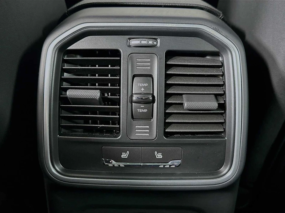 2025 Porsche Macan - Image 27 of 31
