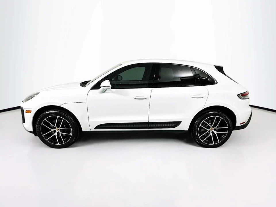 2025 Porsche Macan - Image 2 of 31