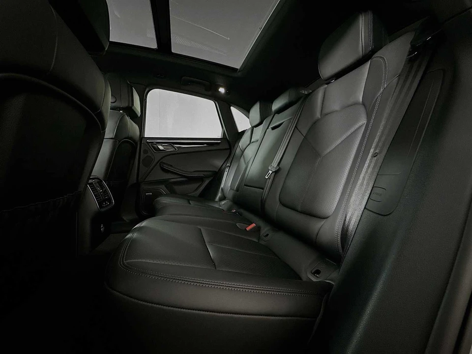 2025 Porsche Macan - Image 24 of 31