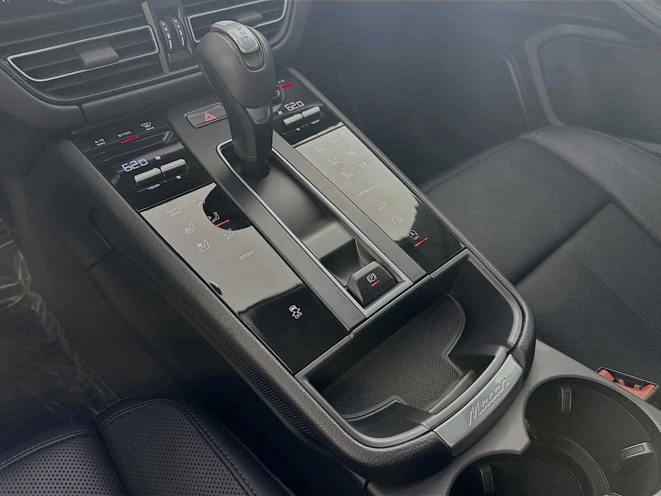 2025 Porsche Macan - Image 21 of 31