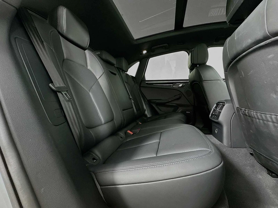 2025 Porsche Macan - Image 29 of 31
