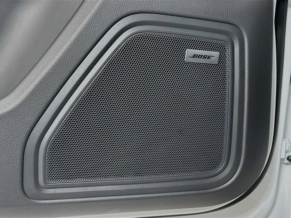 2025 Porsche Macan - Image 12 of 31