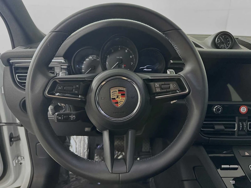 2025 Porsche Macan - Image 15 of 31