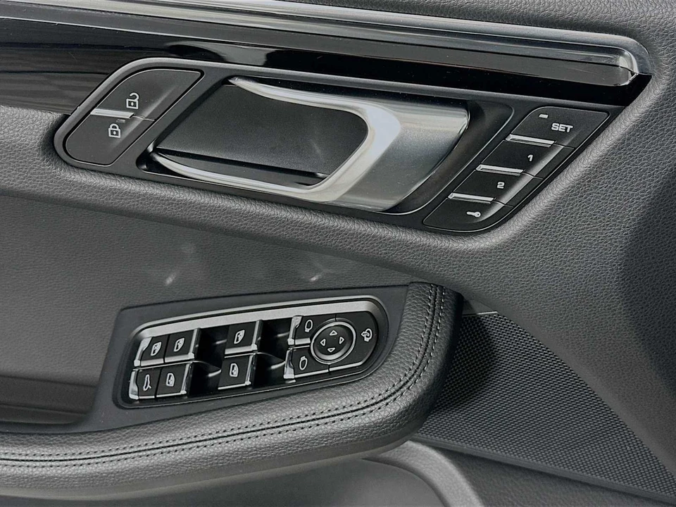 2025 Porsche Macan - Image 11 of 31