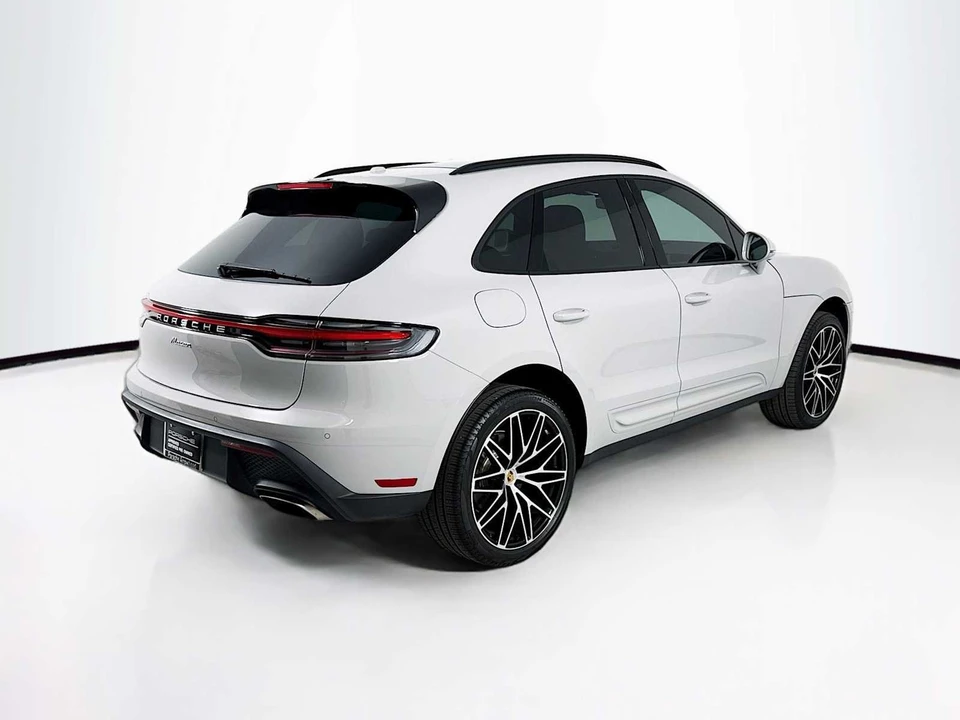 2025 Porsche Macan - Image 9 of 31