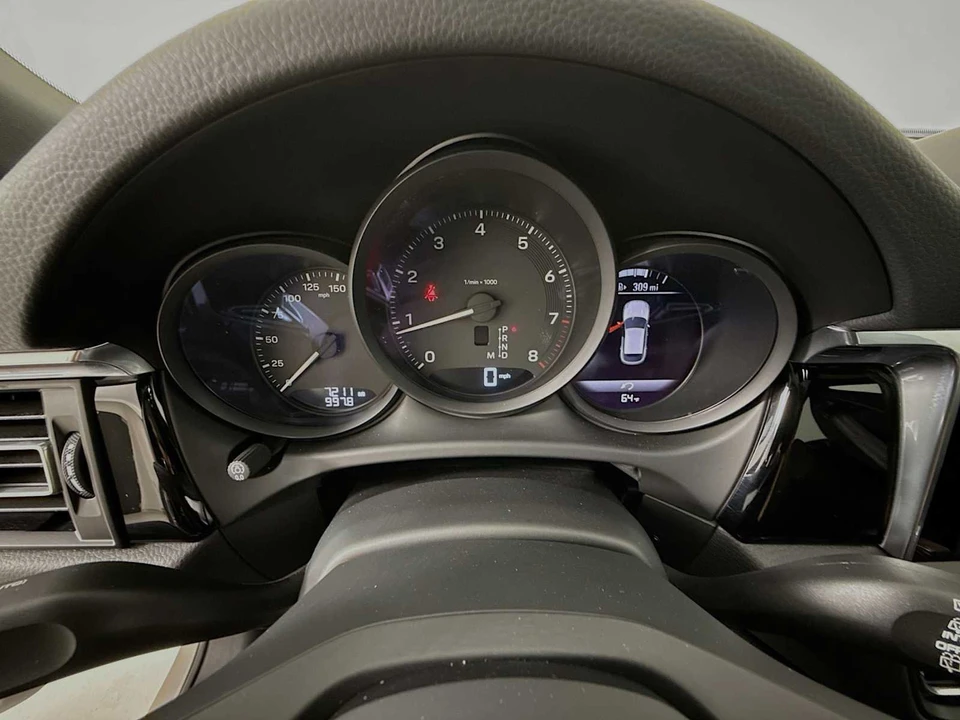2025 Porsche Macan - Image 16 of 31