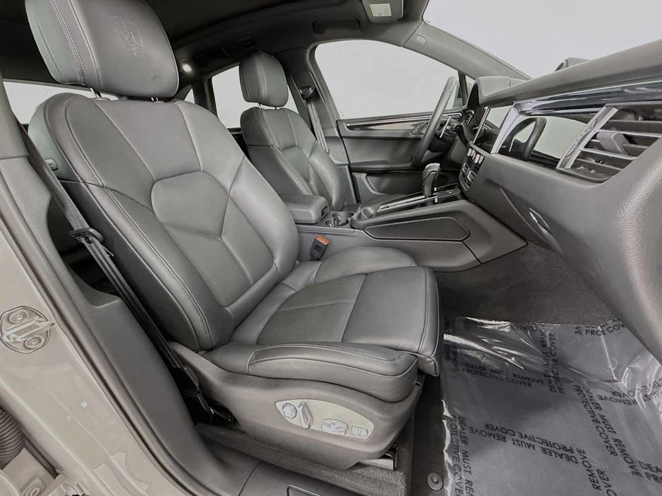 2025 Porsche Macan - Image 29 of 31