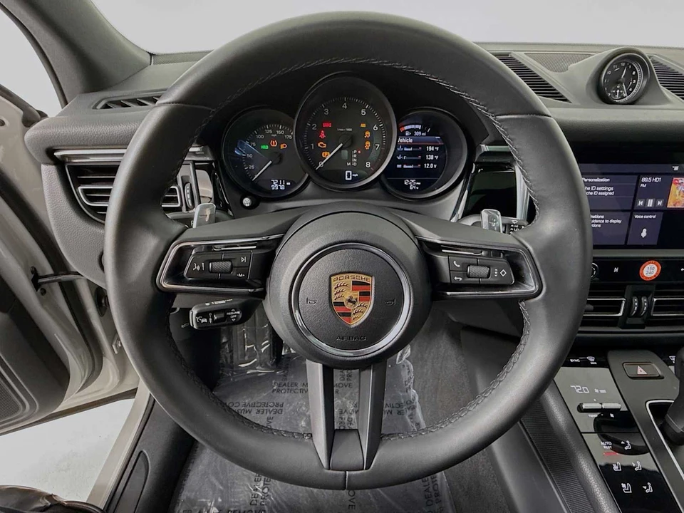 2025 Porsche Macan - Image 15 of 31